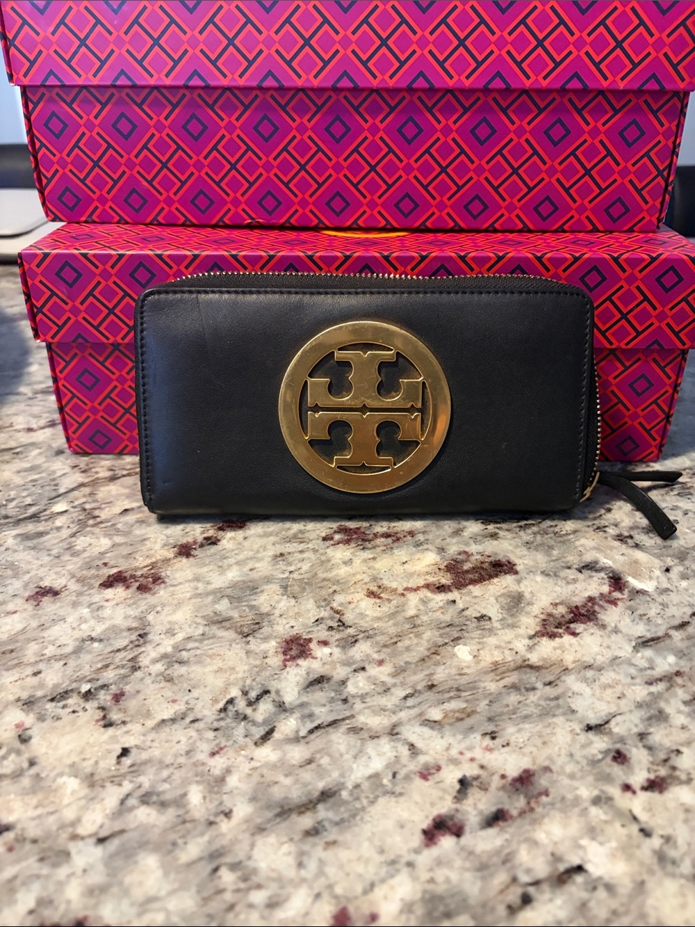 Tory Burch Charlie Black Leather Zip Wallet              Gold Logo Medallion